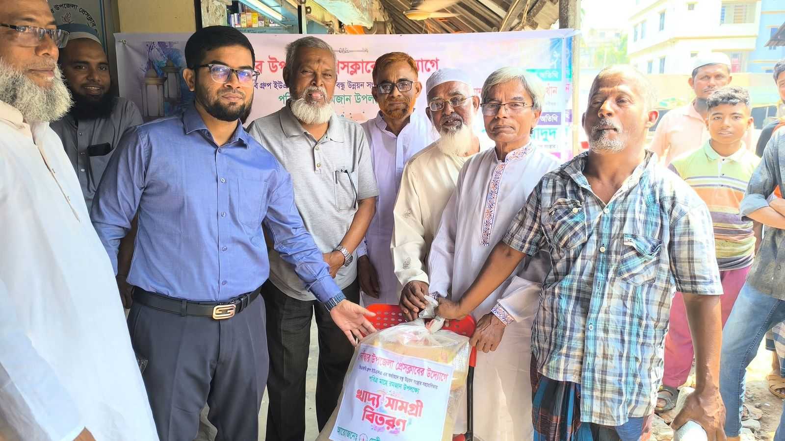 দেবীদ্বার উপজেলা প্রেসক্লাবের উদ্যোগে অসহায় পরিবারে মাঝে খাদ্য সামগ্রী বিতরণ