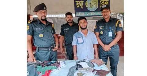 কুমিল্লার কারাগারে জুতার ভেতর ৯১ গ্রাম গাঁজা আত্মীয়কে দিতে গিয়ে শান্ত নামের এক যুবক আটক।