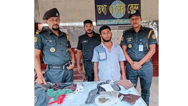 কুমিল্লার কারাগারে জুতার ভেতর ৯১ গ্রাম গাঁজা আত্মীয়কে দিতে গিয়ে শান্ত নামের এক যুবক আটক।