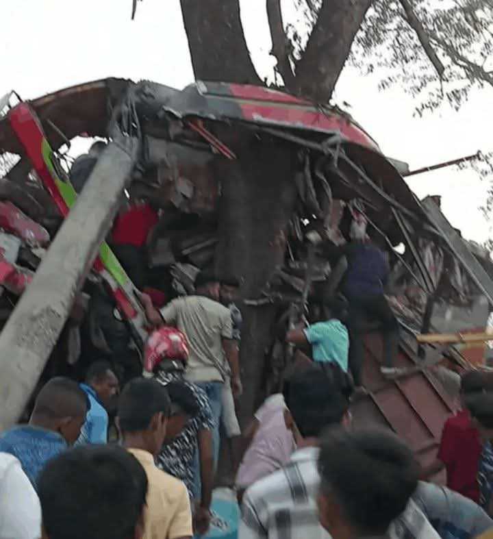 কুমিল্লার চান্দিনায় বাস নিয়ন্ত্রণ হারিয়ে গাছে ধাক্কা লেগে দুজন নিহত , আহত ১০