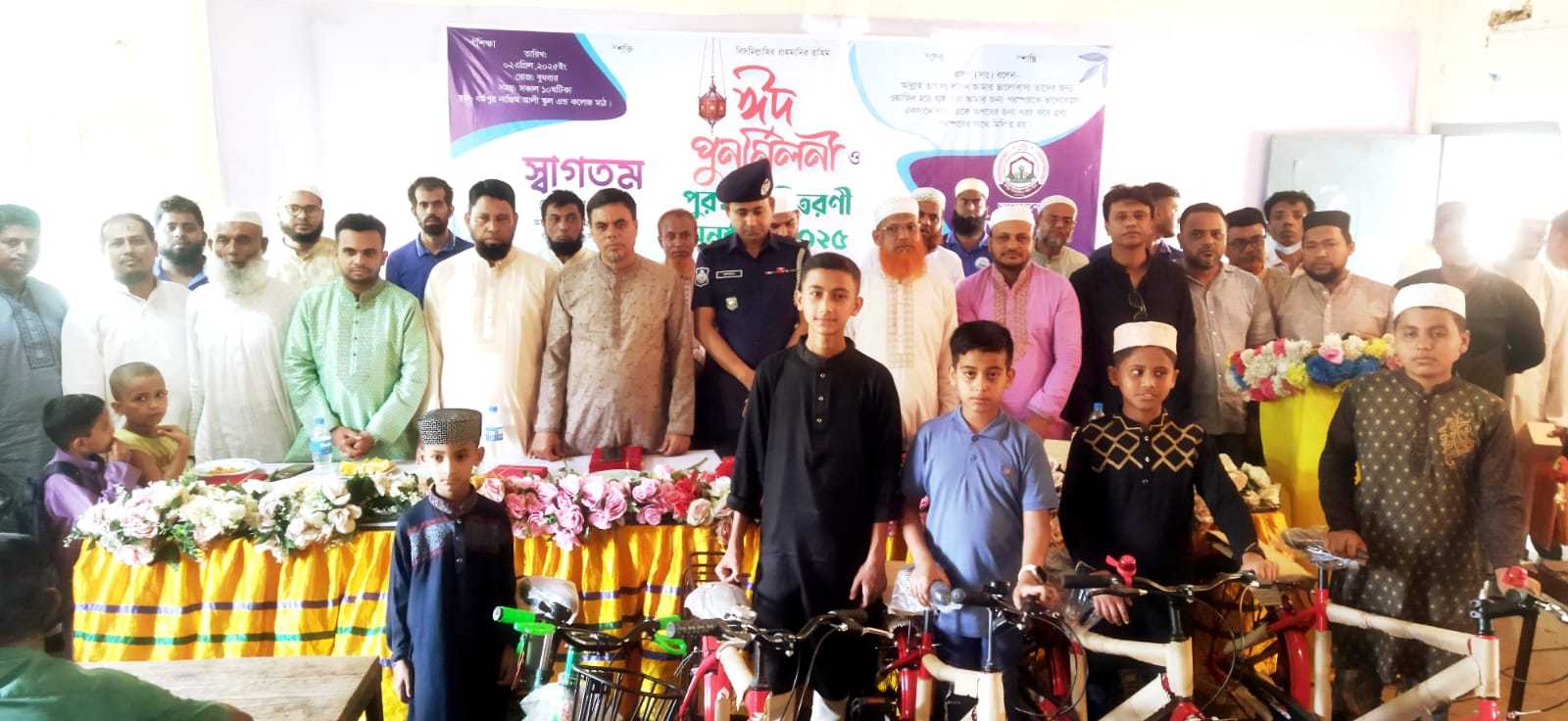 চৌদ্দগ্রামে ৪০ দিন জামায়াতে নামাজ পড়ে সাইকেল ও শিক্ষা উপকরণ পেল ১০৪ বয়স্ক-কিশোররা