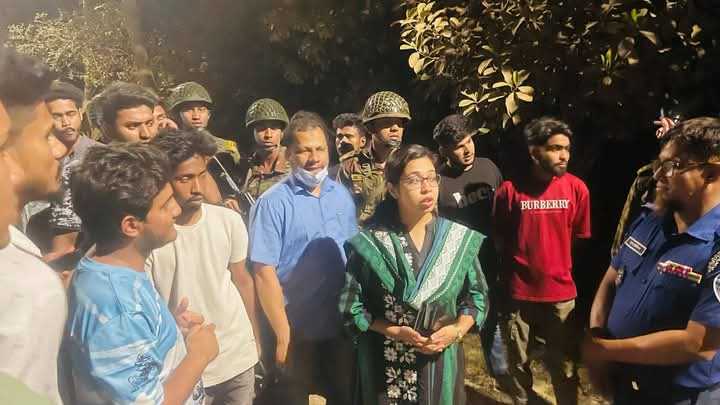 কুমিল্লায় গোমতী নদীতে অবৈধ মাটি ও বালু উত্তোলন: ৬ ট্রাক জব্দ, ১ জনের জেল।