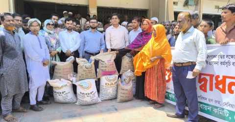 দেবীদ্বারে বিনামূল্যে সার বীজ পেলেন ৭ হাজার কৃষক