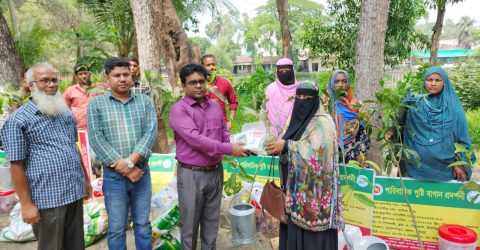 ব্রাহ্মণপাড়ায় পারিবারিক পুষ্টি বাগান প্রদর্শনী বিতরণ