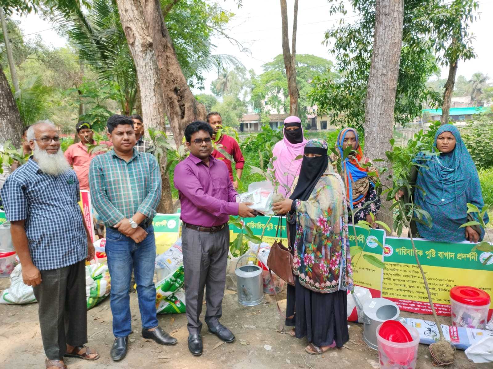 ব্রাহ্মণপাড়ায় পারিবারিক পুষ্টি বাগান প্রদর্শনী বিতরণ