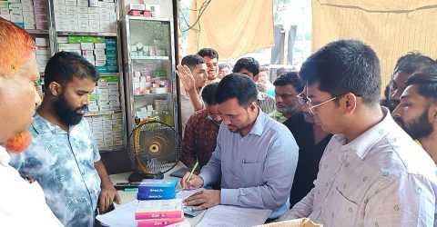 দেবীদ্বারে ফার্মেসী পাড়ায় অভিযানঃ ফার্মেসী বন্ধ করে পালাল ফার্মেসী মালিক সমিতির সভাপতি- কর্মকর্তাসহ অর্ধশতাথিক ফার্মেসী মালিক