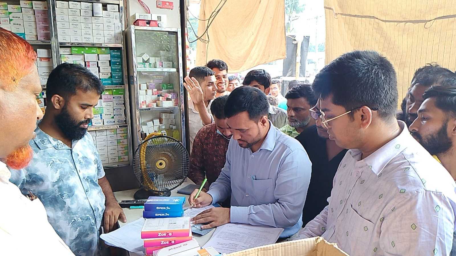 দেবীদ্বারে ফার্মেসী পাড়ায় অভিযানঃ ফার্মেসী বন্ধ করে পালাল ফার্মেসী মালিক সমিতির সভাপতি- কর্মকর্তাসহ অর্ধশতাথিক ফার্মেসী মালিক