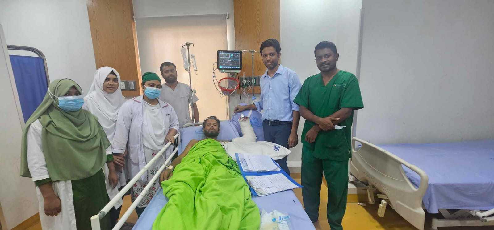 কুমিল্লায় বিচ্ছিন্ন হাত জোড়া লাগিয়ে নতুন ইতিহাস রচনা করলেন চিকিৎসকরা