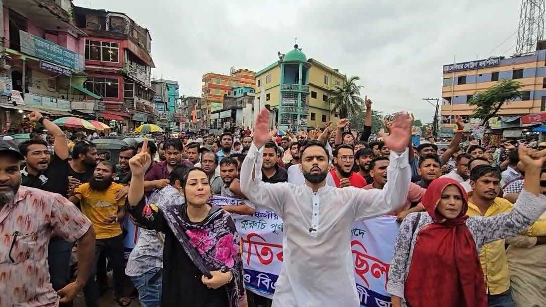 হাসনাত আব্দুল্লাহর সমর্থক ও বিএনপি নেতা রিজভিউলের সমর্থকদের বিক্ষোভ মিছিল সংঘাত ছাড়াই অনুষ্ঠিত