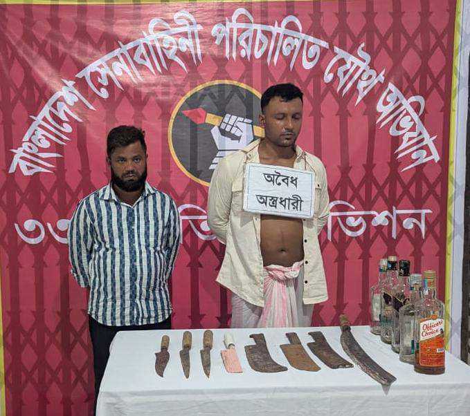 দাউদকান্দিতে যৌথ বাহিনীর অভিযানে ২২ মামলার আসামি শীর্ষ সন্ত্রাসী মামুন আটক