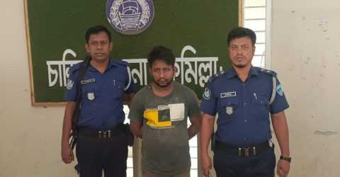 কাবাঘর নিয়ে অবমাননাকর পোস্ট দেয়া যুবককে ছাত্রজনতা পিটিয়ে থানায় হস্তান্তর করেন।