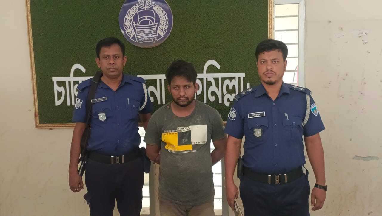 কাবাঘর নিয়ে অবমাননাকর পোস্ট দেয়া যুবককে ছাত্রজনতা পিটিয়ে থানায় হস্তান্তর করেন।