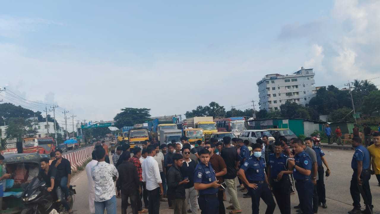 গোপালগঞ্জে এনসিপি নেতাদের গাড়িবহরে হামলা, প্রতিবাদে কুমিল্লায় মহাসড়ক আধঘন্টা  অবরোধ