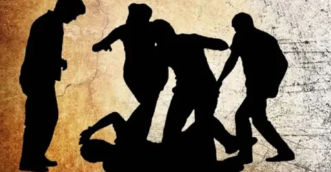 কুমিল্লায় মাদক ব্যবসায়ী পরিবারের প্রতি জনরোষ,দুই নারীসহ ৩ জনকে পিটিয়ে হত্যা!